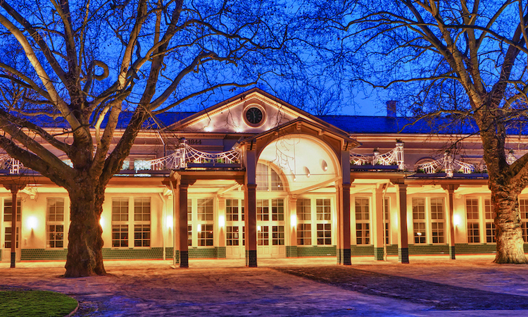 Orangerie im Kurpark Bad Homburg bei Nacht beleuchtet